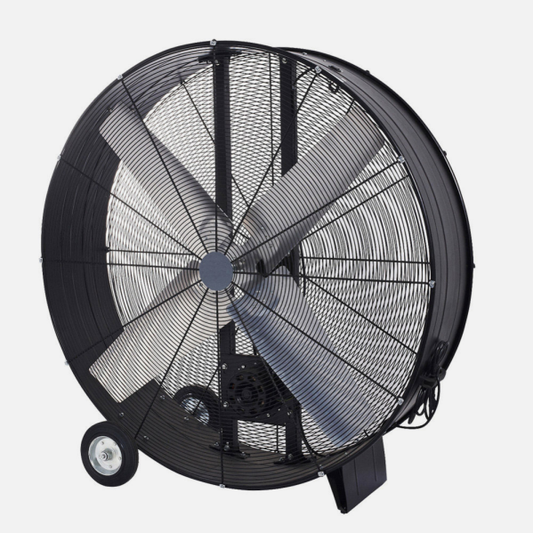Ventilador industrial modelo Maximum de 1000W, en color negro con una longitud de 112 cm. Fabricado por Abrila, está diseñado con materiales robustos como el aluminio y metal, ideal para uso industrial en interiores, garantizando máxima movilidad y alta potencia.