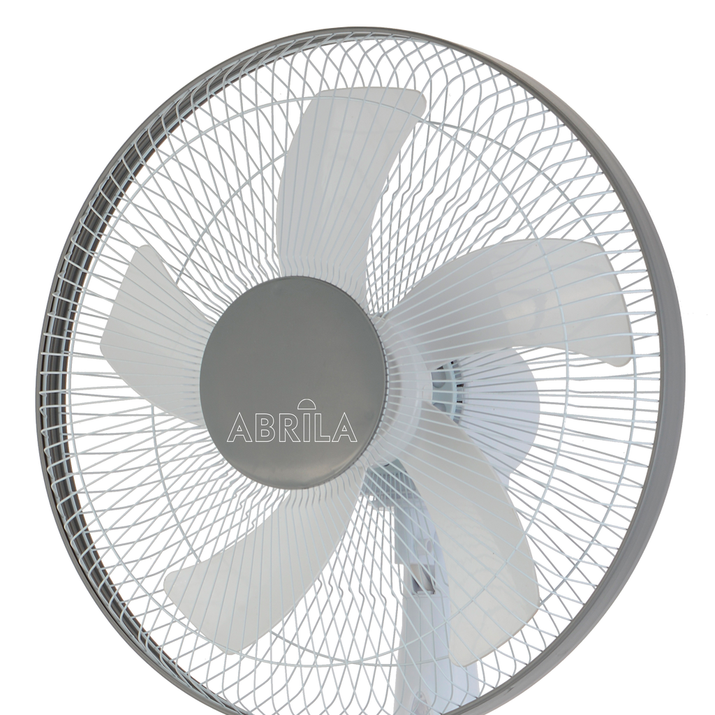 `alt=Ventilador de Pie Belmonte Blanco/Gris 45W de Abrila - 5 aspas, aluminio y policarbonato, ideal para interiores domésticos, rotatorio y orientable`