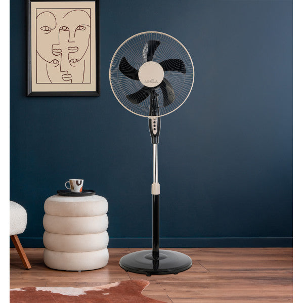 Ventilador de pie Belmonte negro/beis de 45W, modelo Abrila 213841078. Diseño moderno y funcional con estructura de aluminio y policarbonato. Ideal para uso doméstico en interiores. Altura regulable y función oscilante para una mejor circulación del aire.