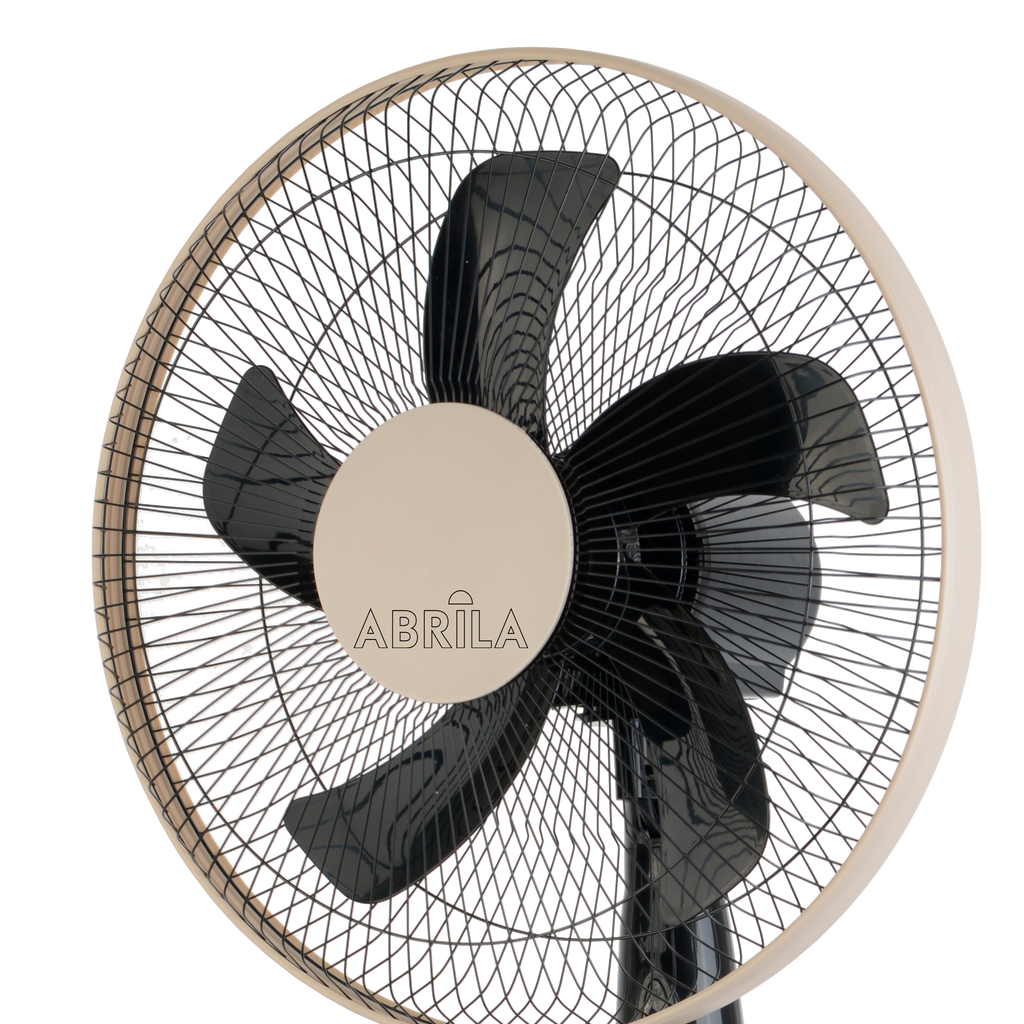 `alt=Ventilador de Pie Belmonte Negro/Beis 45W de Abrila, modelo 213841078, oscilante y con altura regulable, ideal para uso doméstico interior, fabricado en aluminio y policarbonato`