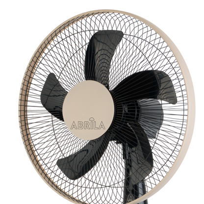 `alt=Ventilador de Pie Belmonte Negro/Beis 45W de Abrila, modelo 213841078, oscilante y con altura regulable, ideal para uso doméstico interior, fabricado en aluminio y policarbonato`