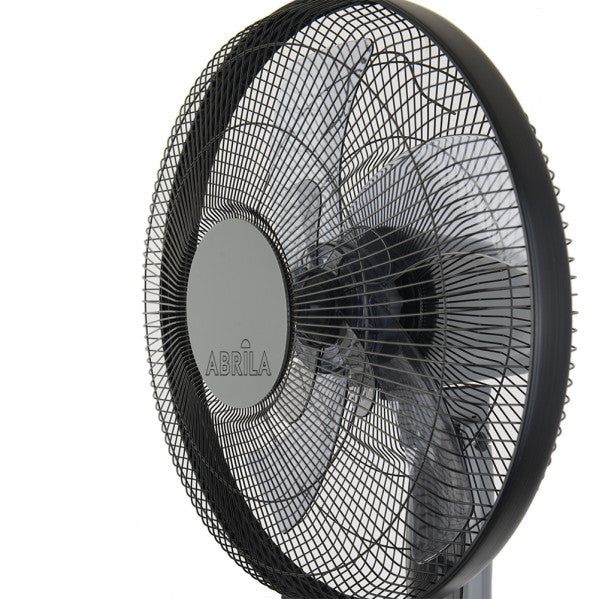 Ventilador de pie Borlon negro/gris de 55W de Abrila, modelo 213941028. Diseño moderno y funcional para uso doméstico interior. Equipado con mando a distancia, oscilación y temporizador para mayor comodidad. Ideal para mantener una temperatura agradable en cualquier espacio.