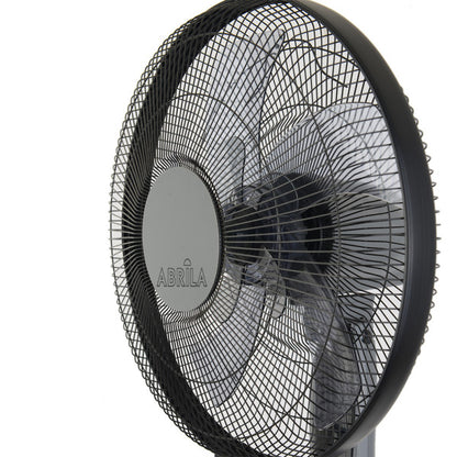 Ventilador de pie Borlon negro/gris de 55W de Abrila, modelo 213941028. Diseño moderno y funcional para uso doméstico interior. Equipado con mando a distancia, oscilación y temporizador para mayor comodidad. Ideal para mantener una temperatura agradable en cualquier espacio.