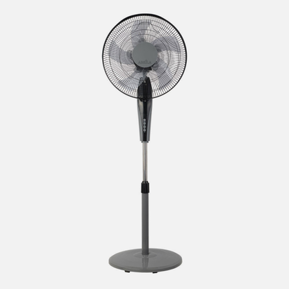 `alt=Ventilador de Pie Borlon Negro/Gris 55W de Abrila con mando a distancia y temporizador, oscilante para uso doméstico interior, modelo 213941028`