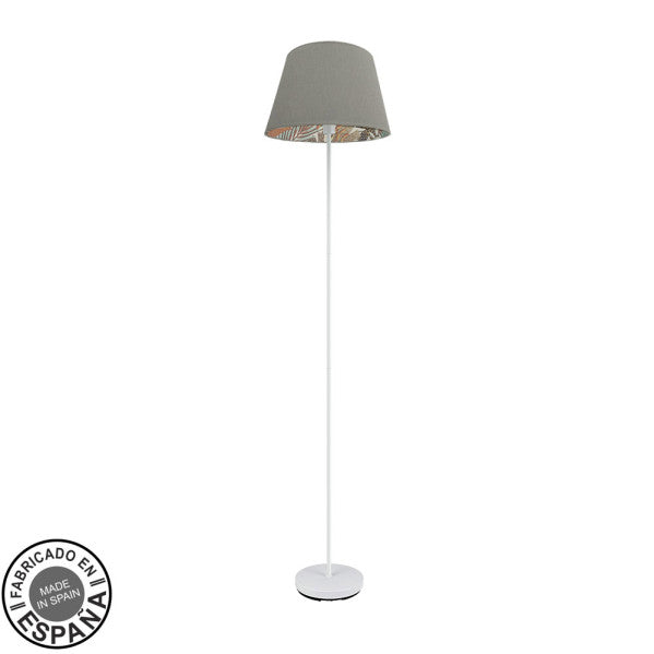 Lámpara de pie Tunez en blanco y topo estampado de Abrila, diseño moderno con metal textil para iluminación difusa en salón o decoración interior doméstica.