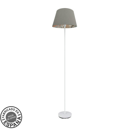 Lámpara de pie Tunez en blanco y topo estampado de Abrila, diseño moderno con metal textil para iluminación difusa en salón o decoración interior doméstica.