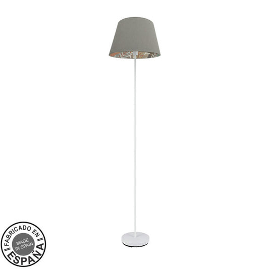 Lámpara de pie Tunez en blanco y topo estampado de Abrila, diseño moderno con metal textil para iluminación difusa en salón o decoración interior doméstica.