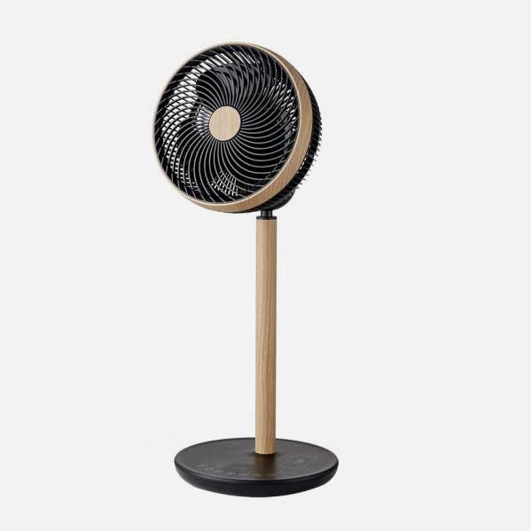 Ventilador de pie Colibri en color negro y madera de la marca Abrila, modelo 236241088. Diseño moderno y funcional con mando a distancia. Fabricado con materiales de alta calidad como metal, ABS y policarbonato. Motor DC eficiente y silencioso, ideal para uso doméstico en interiores.