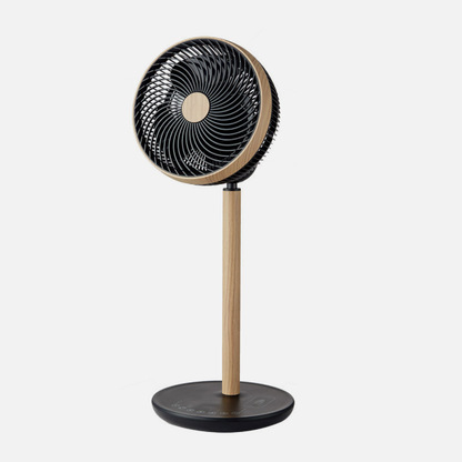 Ventilador de pie Colibri en color negro y madera de la marca Abrila, modelo 236241088. Diseño moderno y funcional con mando a distancia. Fabricado con materiales de alta calidad como metal, ABS y policarbonato. Motor DC eficiente y silencioso, ideal para uso doméstico en interiores.