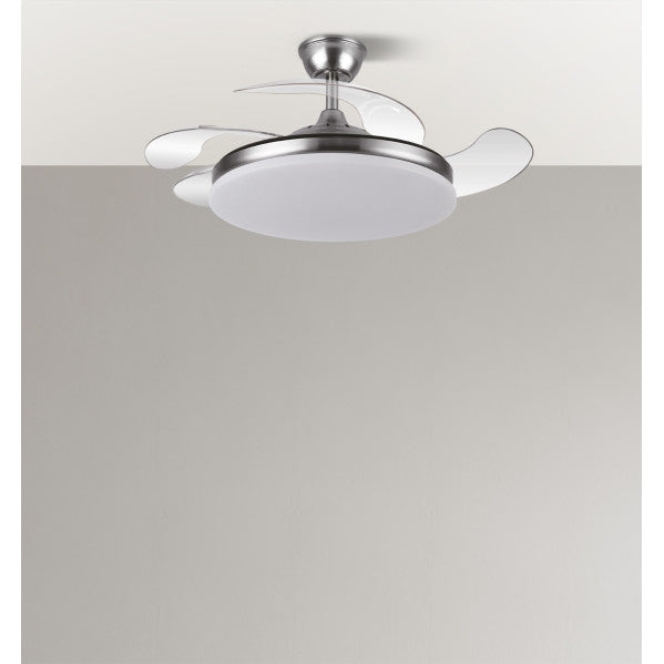 Ventilador de techo Tridente con aspas retráctiles en acabado níquel, modelo Abrila ai2. Ideal para uso doméstico interior, con iluminación LED regulable y diseño versátil para ventilación en verano e invierno.