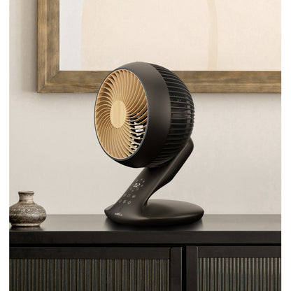 Ventilador sobremesa Miera negro con base haya de Abrila, modelo 237971026 con motor DC de 20W, oscilación 3D para ventilación eficiente en el hogar interior, diseño doméstico AI2 ideal para refrescante brisa en espacios interiores.