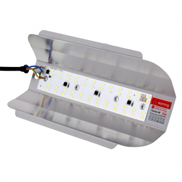 alt=Proyector LED 50W blanco frío de Fabrilamp (99.3568-RF) para exterior y jardín, carcasa de metal Níquel, iluminación técnica; ideal para bricolaje