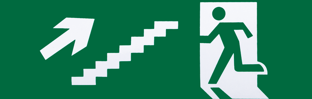 Adhesivo de salida de emergencia para escalera (subida), 6,5 x 20 cm, color verde sobre blanco, modelo A124SAL-ESC-DE-SUB de Fabrilamp, señalización de seguridad para edificios.