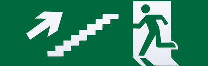 Adhesivo de salida de emergencia para escalera (subida), 6,5 x 20 cm, color verde sobre blanco, modelo A124SAL-ESC-DE-SUB de Fabrilamp, señalización de seguridad para edificios.
