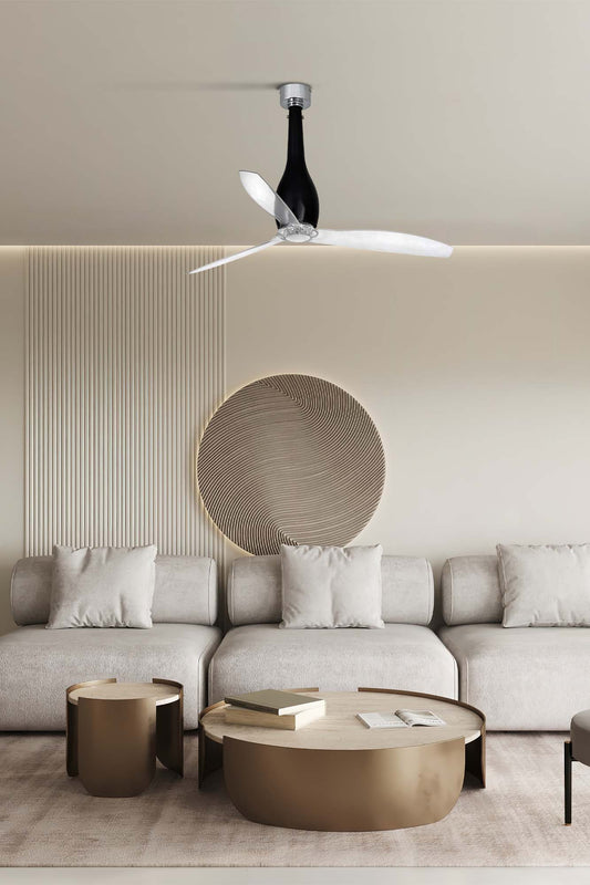 Ventilador de techo ETERFAN M en negro brillo con aspas transparentes de FARO (modelo 32002) en ambiente de habitación mediana luminosa, con motor DC eficiente, mando a distancia y función inversa para ventilación óptima sin luz integrada, serie 2598.