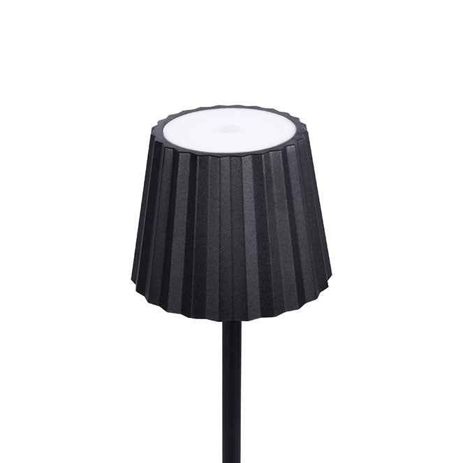 Lámpara CLUB fabricada en aluminio color negro, ideal para iluminación exterior.