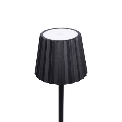 Lámpara CLUB fabricada en aluminio color negro, ideal para iluminación exterior.