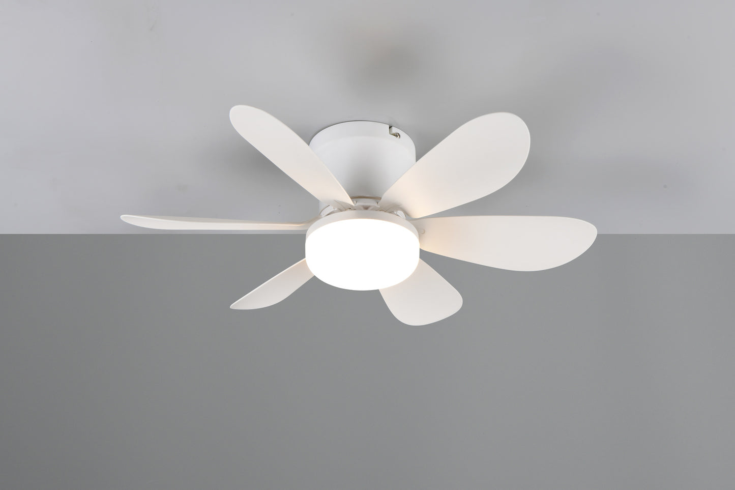 Ventilador de Techo LUND de Trio Lighting (Lund (Blanco)) en color Blanco Mate con seis aspas y luz central, vista frontal - Ref R67462131 LUZ CALIDA ENCENCIDA