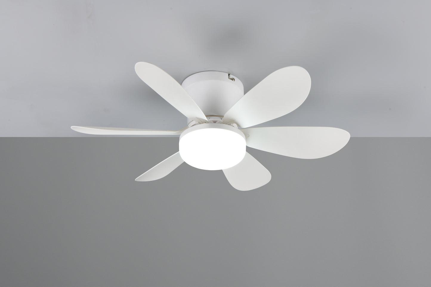 Ventilador de Techo LUND de Trio Lighting (Lund (Blanco)) en color Blanco Mate con seis aspas y luz central, vista frontal - Ref R67462131 LUZ FRIA ENCENDIDA