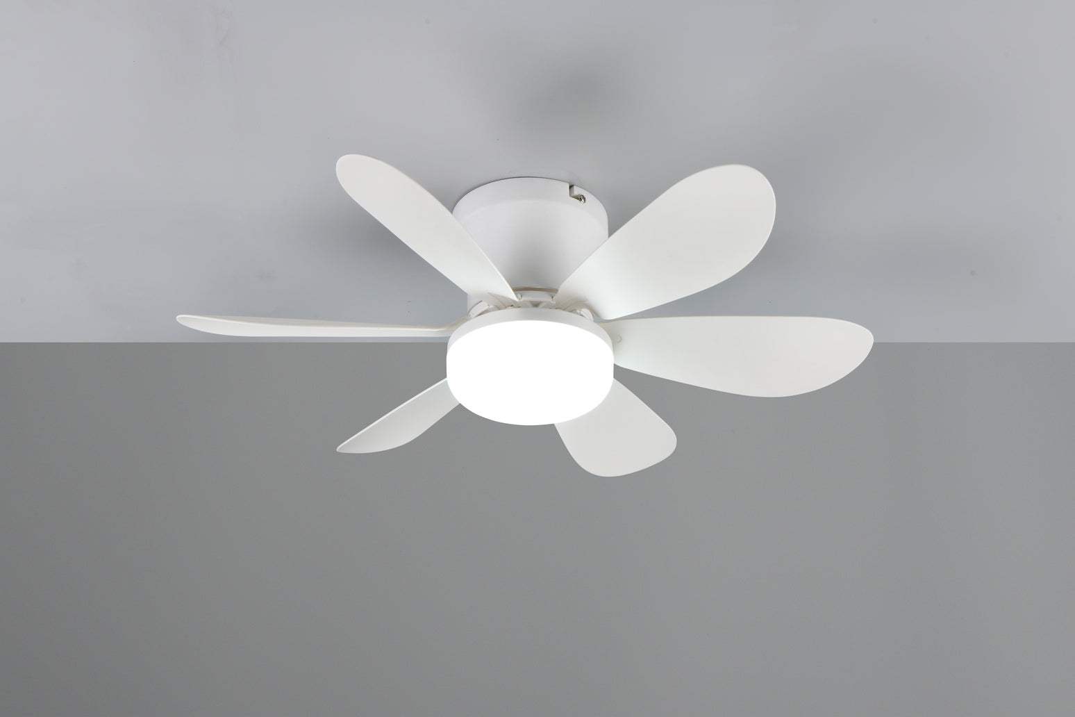 Ventilador de Techo LUND de Trio Lighting (Lund (Blanco)) en color Blanco Mate con seis aspas y luz central, vista frontal - Ref R67462131 LUZ FRIA ENCENDIDA