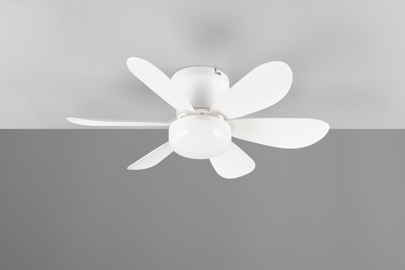 Ventilador de Techo LUND de Trio Lighting (Lund (Blanco)) en color Blanco Mate con seis aspas y luz central, vista frontal - Ref R67462131. LUZ APAGADA