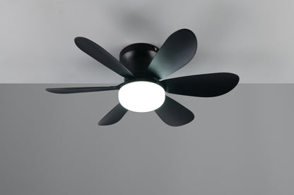 Ventilador de Techo LUND de Trio Lighting (Lund (NEGRO)) en color Negro Mate con seis aspas y luz central, vista frontal - Ref R67462132 luz fria encendida