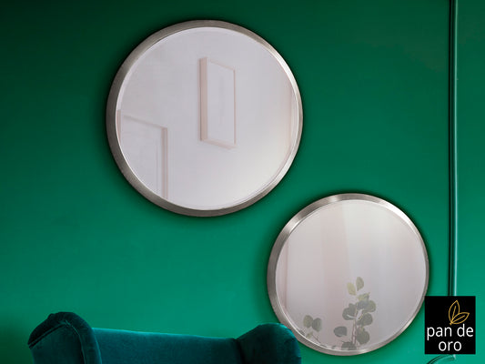 Espejo redondo Aries 44Ø Pan de Plata Schuller, ideal para dormitorio, recibidor o salón. Diseño moderno con marco plateado y detalles clásicos.