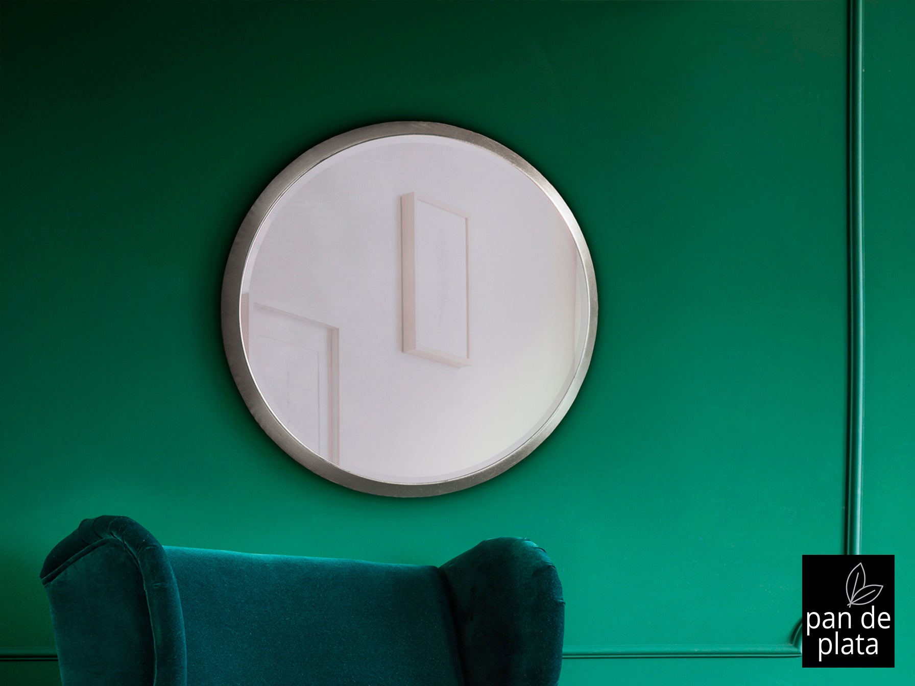 Espejo redondo Aries Pan de Plata de Schuller con marco plateado, estilo clásico renovado y diseño glamuroso. Fabricado en cristal y DM.