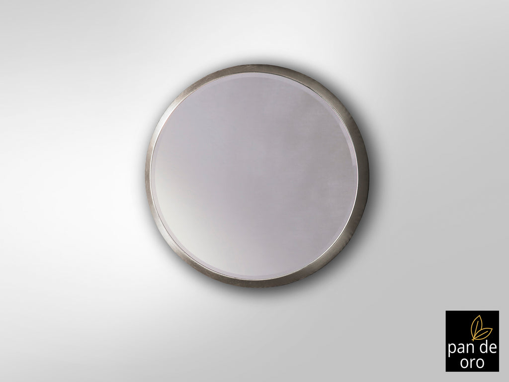 Espejo redondo Aries Pan de Plata de Schuller: diseño clásico renovado con marco plateado y detalles glamurosos. Fabricado en cristal y DM, ideal para decoración de interiores.