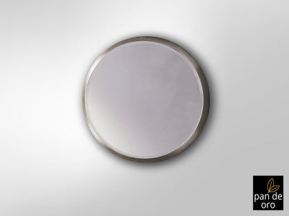 Espejo redondo Aries Pan de Plata de Schuller: diseño clásico renovado con marco plateado y detalles glamurosos. Fabricado en cristal y DM, ideal para decoración de interiores.