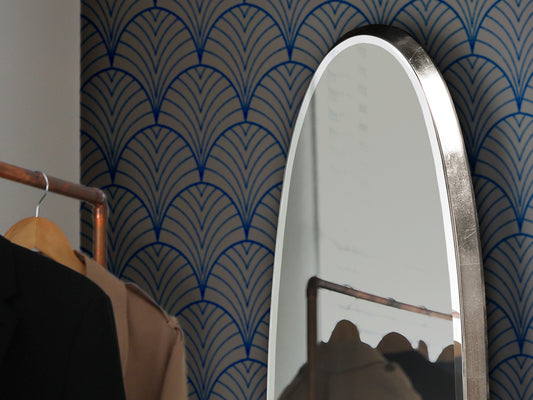 Espejo ovalado Aries 136x36 Pan de Plata de Schuller, estilo Art Decó, ideal para la decoración del hogar moderno. Fabricado en DM y cristal con acabado en pan de plata.