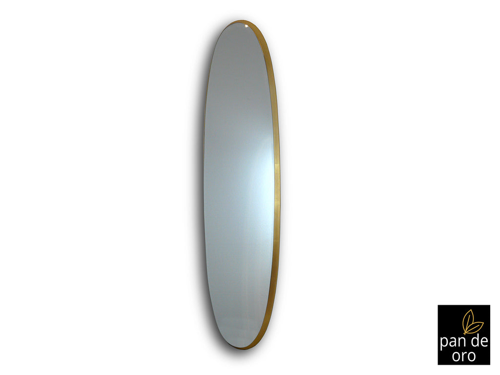 Espejo ovalado Aries pan de oro de Schuller en dormitorio o salón, con marco DM dorado y luna biselada. Espejo decorativo de la colección Aries.