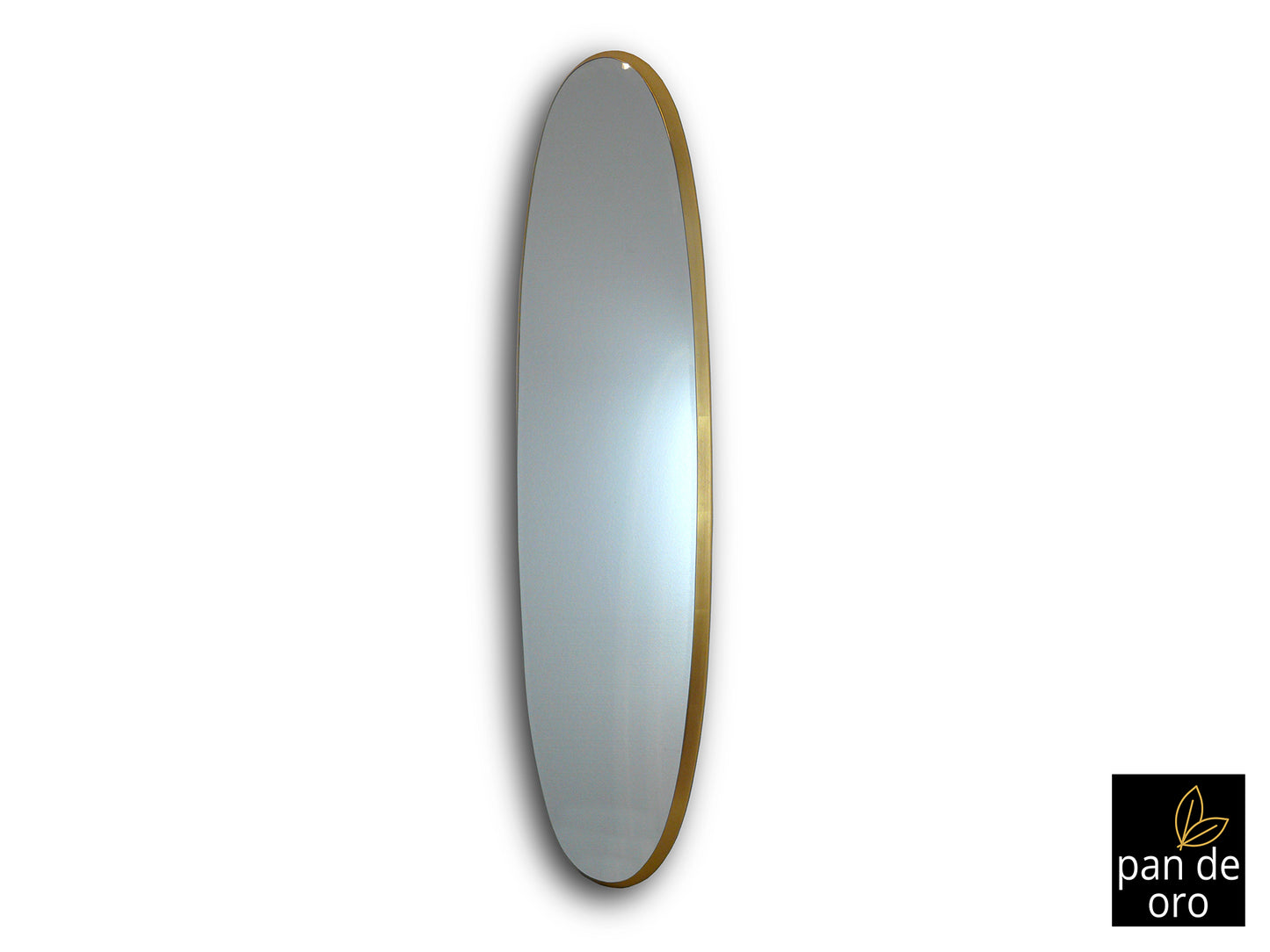 Espejo ovalado Aries pan de oro de Schuller en dormitorio o salón, con marco DM dorado y luna biselada. Espejo decorativo de la colección Aries.