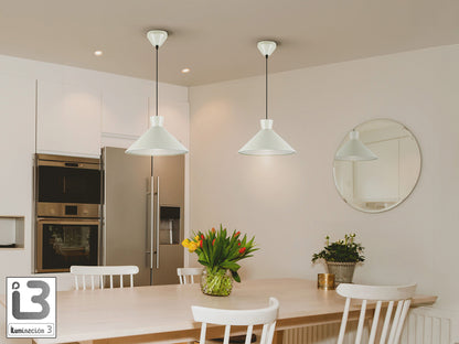 Lámpara colgante Cono gris perla mate de Schuller (modelo 12458) en salón o comedor moderno. Diseño minimalista con pantalla de acrílico y metal, compatible con bombilla E27.