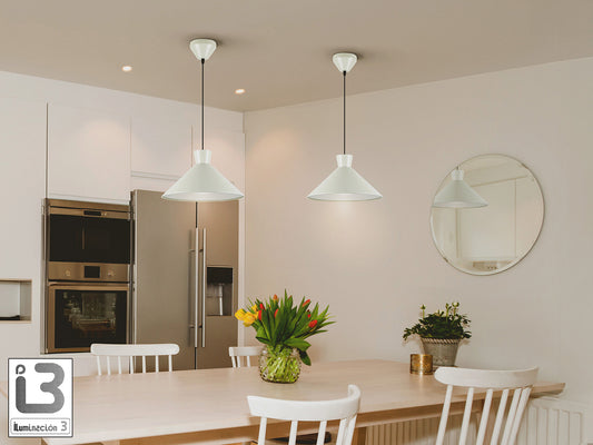 Lámpara colgante Cono gris perla mate de Schuller (modelo 12458) en salón o comedor moderno. Diseño minimalista con pantalla de acrílico y metal, compatible con bombilla E27.