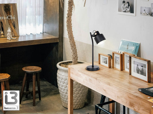 Lámpara de sobremesa Erika negro-cobre de Schuller (12469) - Diseño moderno e industrial para dormitorio, salón y oficina. Iluminación interior con detalles en metal y cobre.