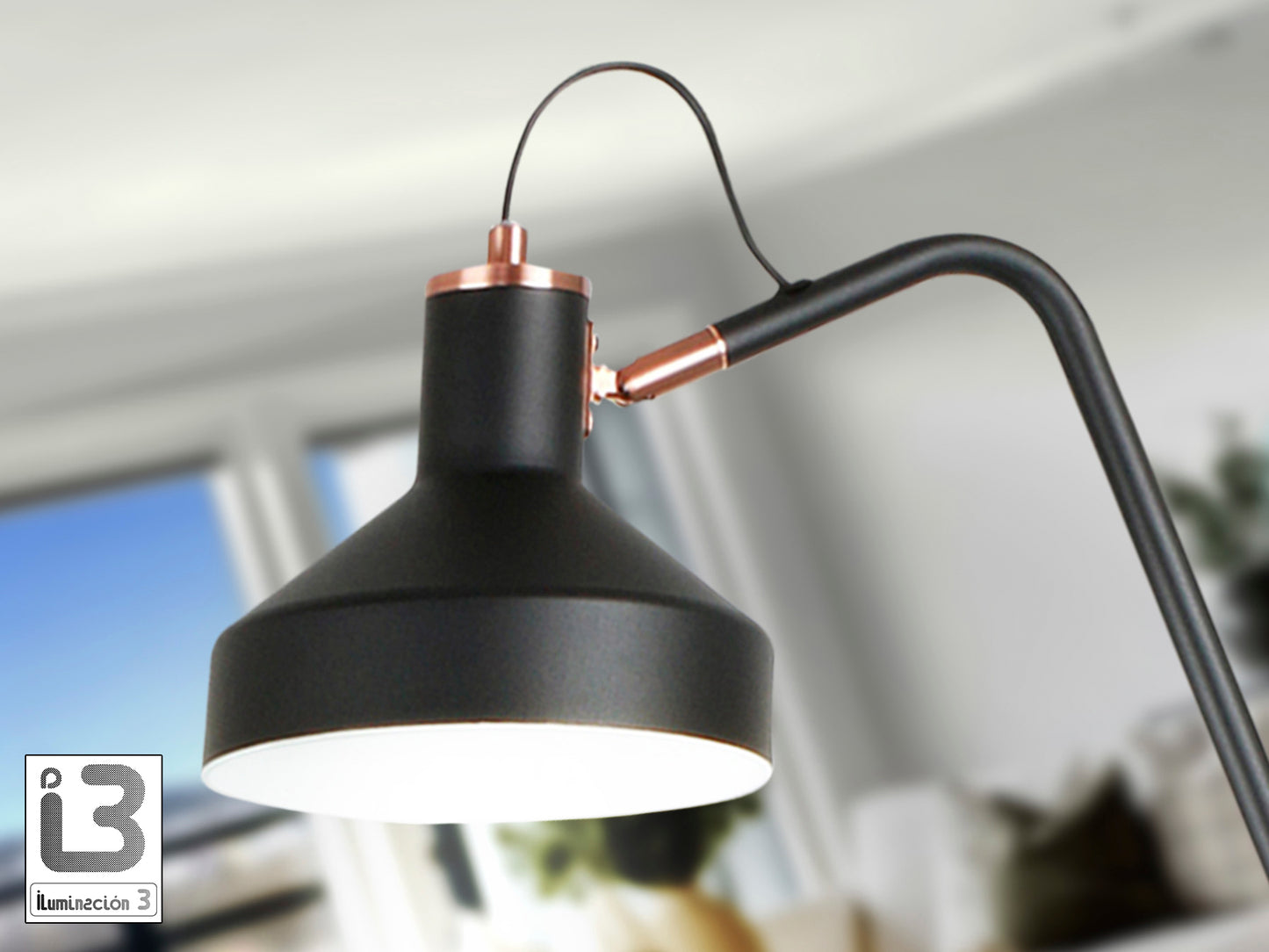 Lámpara de pie Irias negro mate y cobre de Schuller en salón moderno. Diseño metálico con detalles en cobre para iluminación interior.