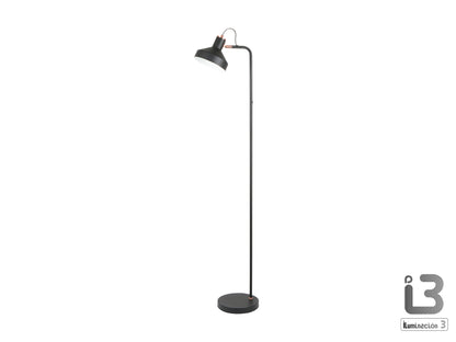 Lámpara de pie Irias negro mate y cobre de Schuller en salón moderno | Iluminación interior de metal