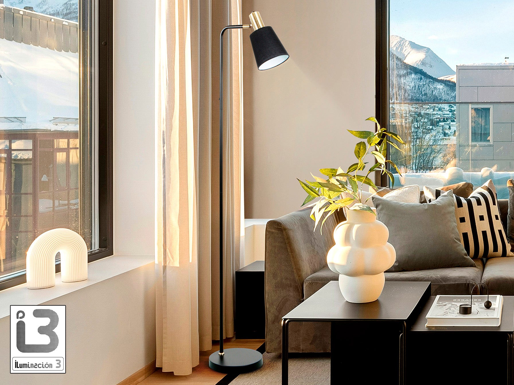 ```
Lámpara de pie Gisela negro y latón de Schuller (12592) - Iluminación moderna para salón, metal y textil
```