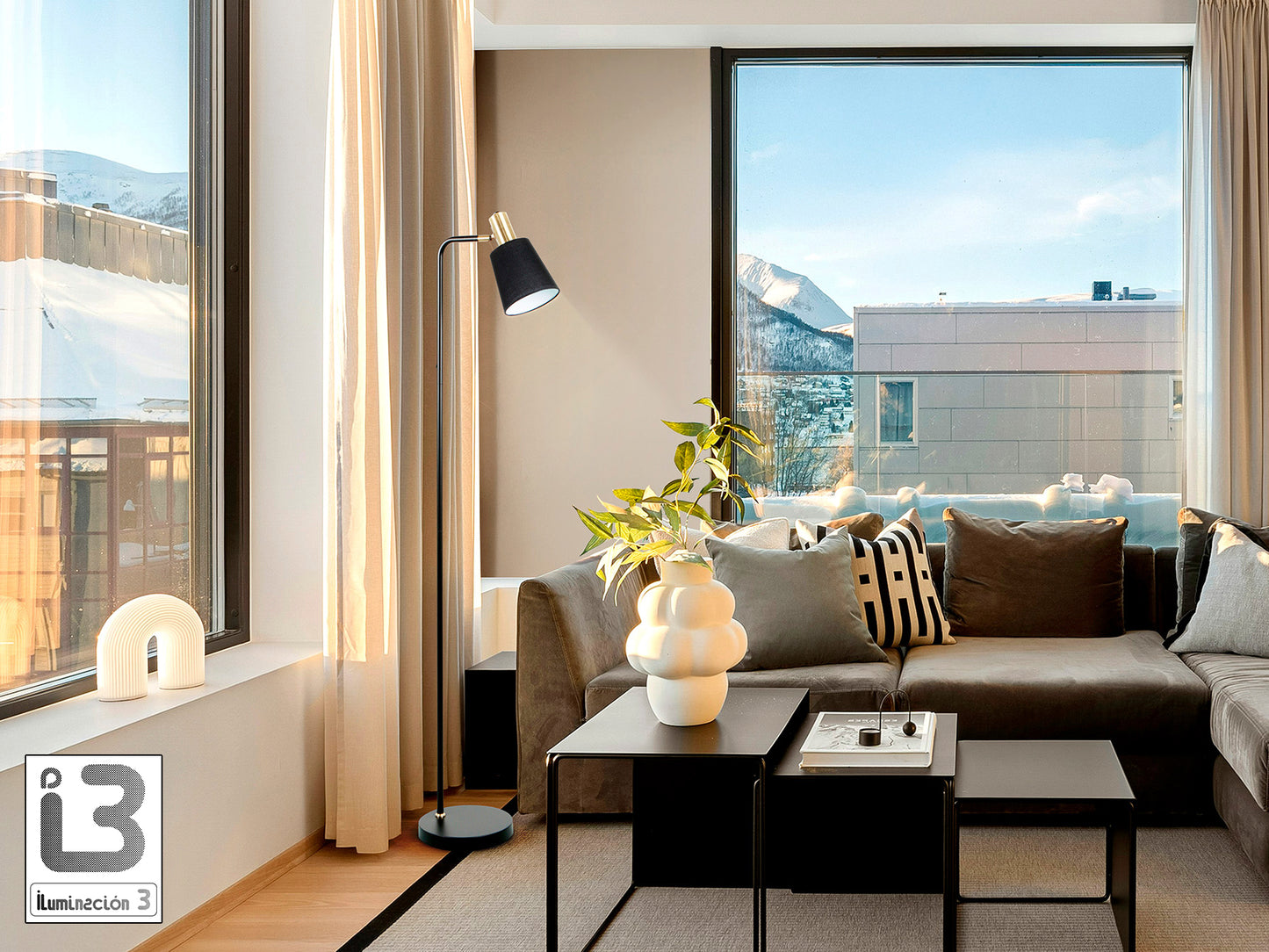 ```html
<img src=[URL de la imagen] alt=Lámpara de pie Gisela negra y latón para salón | Schuller 12592 title=Lámpara de pie Gisela negro latón>
```