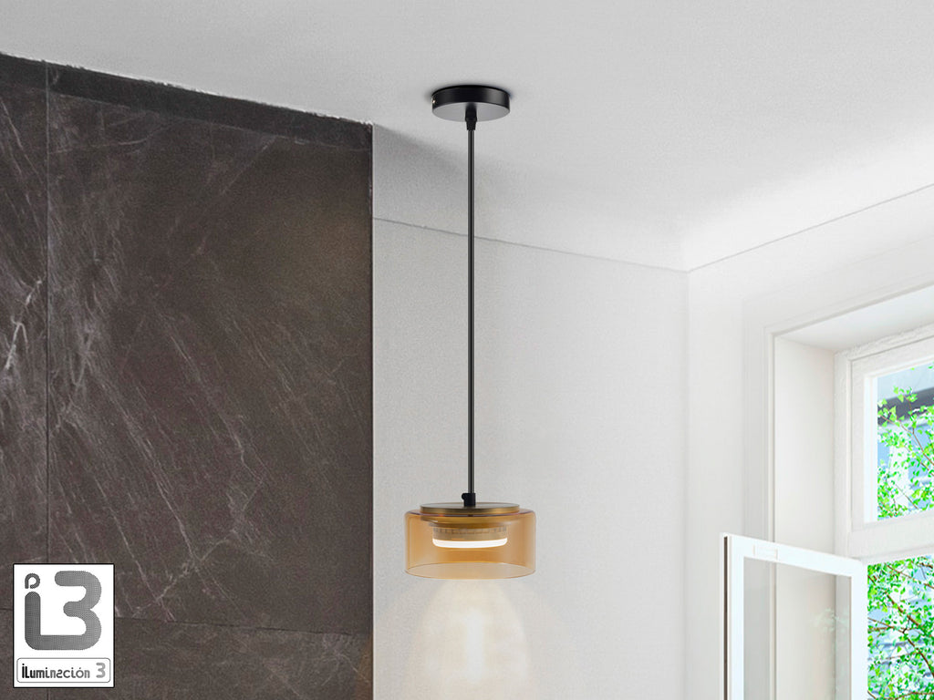 Lámpara colgante Olaia negro y ámbar de Schuller en salón: cristal y metal con estilo moderno, altura regulable.