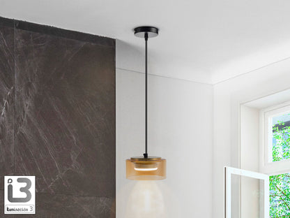 Lámpara colgante Olaia negro y ámbar de Schuller en salón: cristal y metal con estilo moderno, altura regulable.