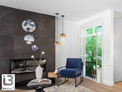 Lámpara colgante Olaia negro y ámbar de Schuller en salón, estilo moderno, con cristal y metal, regulable en altura. Colección Olaia.