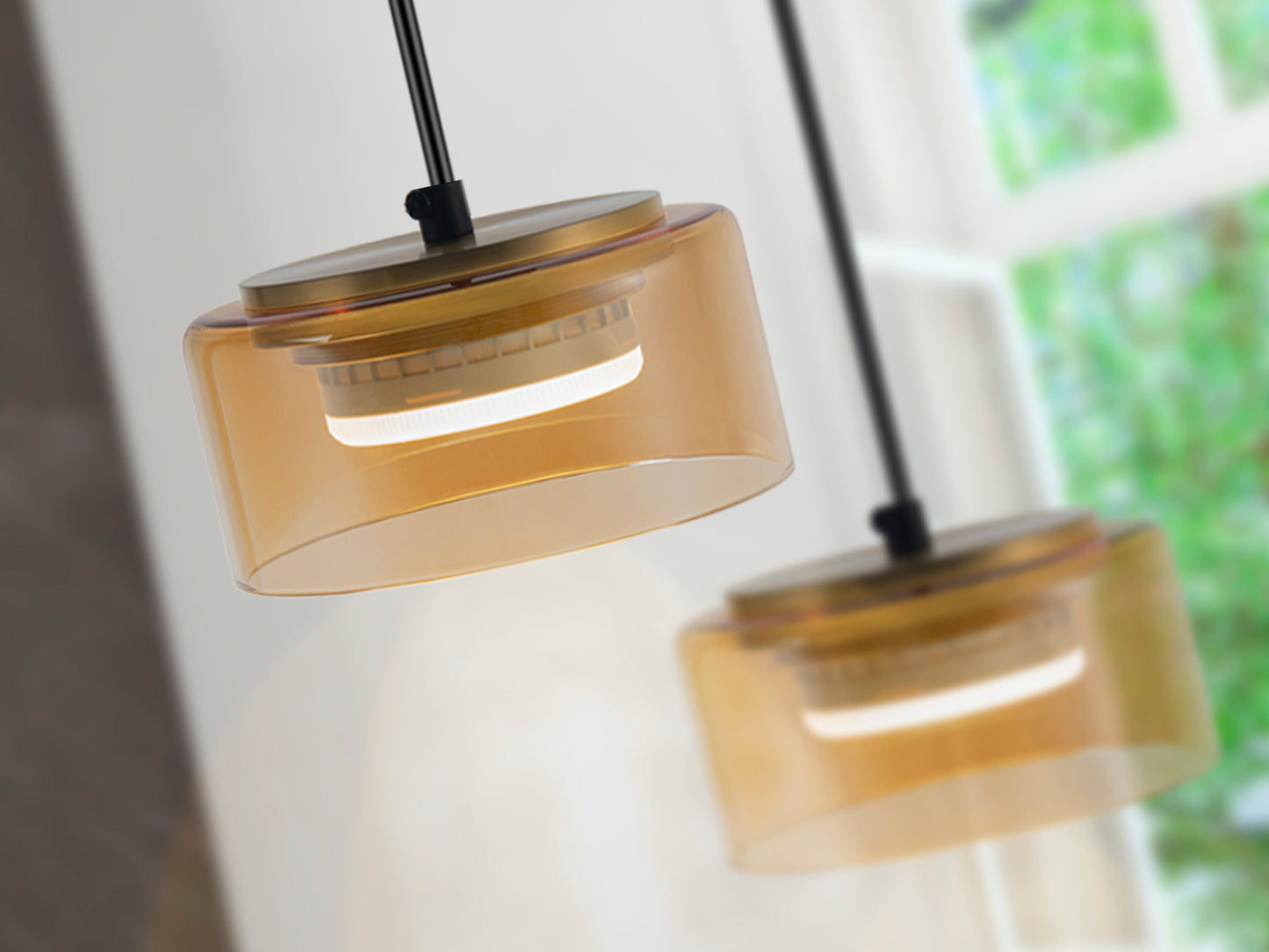 Lámpara colgante Olaia negro y ámbar de Schuller en salón, con cristal y metal, estilo moderno, regulable en altura, ideal para iluminación decorativa.