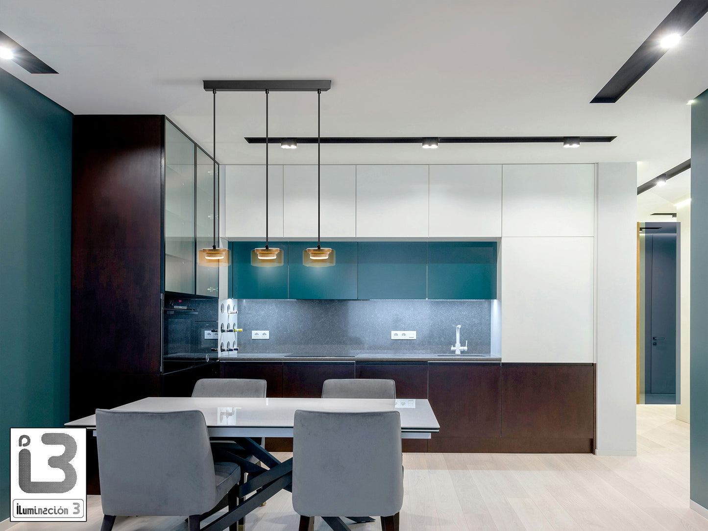 Lámpara colgante Olaia 3 luces negro ámbar de Schuller, diseño moderno con cristal y metal, ideal para iluminación industrial.