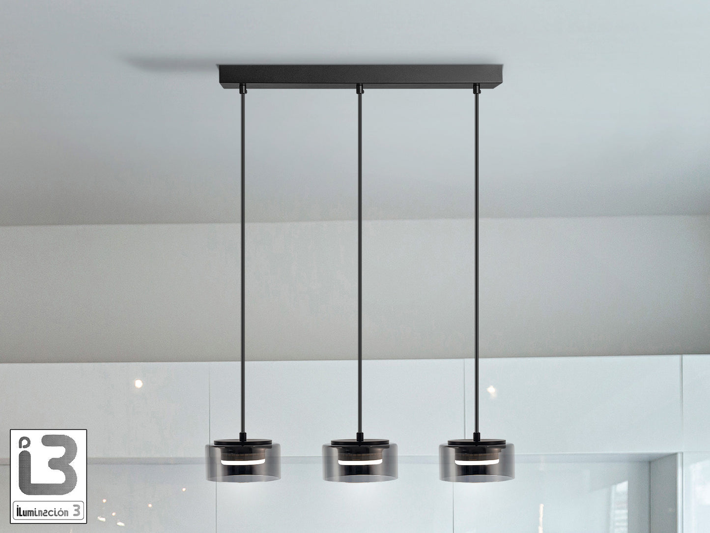 Lámpara de techo Olaia negro mate con cristal smoky de Schuller (12670) en salón moderno. Diseño industrial, metal y estilo contemporáneo.