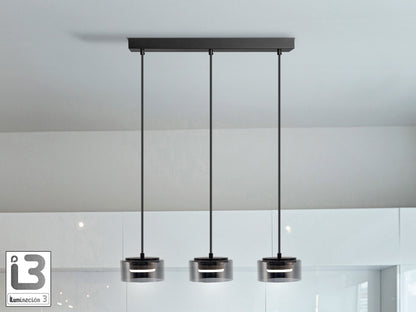 Lámpara de techo Olaia negro mate con cristal smoky de Schuller (12670) en salón moderno. Diseño industrial, metal y estilo contemporáneo.