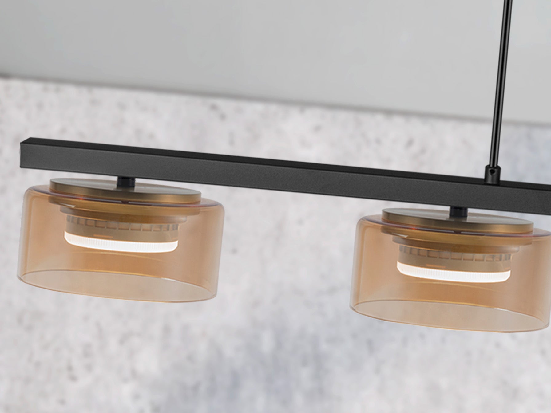 Lámpara colgante Olaia negro-ámbar de Schuller (12689) en comedor moderno: 4 luces, diseño industrial con cristal, regulable en altura, ideal para salón y recibidor.