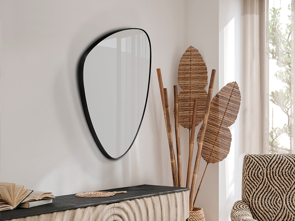 Espejo Orio triangular negro mate Schuller en dormitorio moderno. Diseño minimalista de cristal y DM para salón. Referencia 127369.