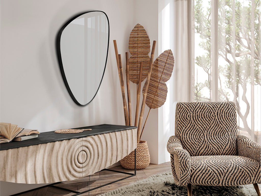 Espejo Orio triangular negro mate Schuller en dormitorio moderno.